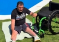 Albert Llovera enseña cómo bajar de la silla de ruedas y meterse en la piscina con una lesión medular