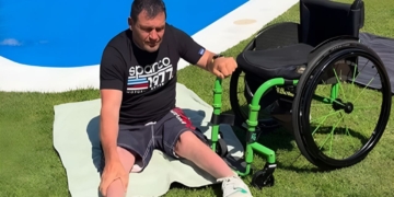 Albert Llovera enseña cómo bajar de la silla de ruedas y meterse en la piscina con una lesión medular