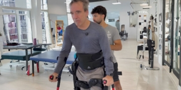 Rehabilitación de Benoit con el exoesqueleto ABLE lesión medular