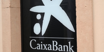 CaixaBank ofrece una Smart TV Samsung y un año de Movistar Plus+ a nuevos clientes que domicilien su nómina