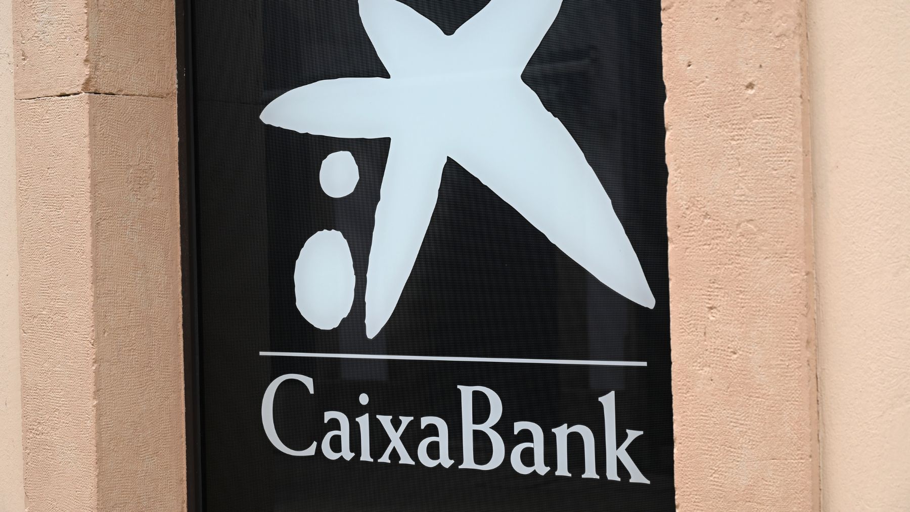 CaixaBank ofrece una Smart TV Samsung y un año de Movistar Plus+ a nuevos clientes que domicilien su nómina