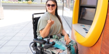Persona con discapacidad en un cajero automático