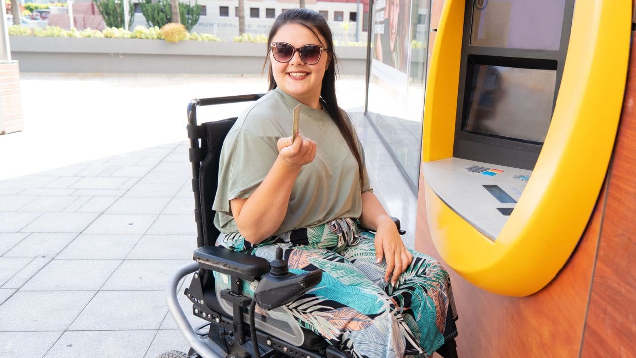 Persona con discapacidad en un cajero automático