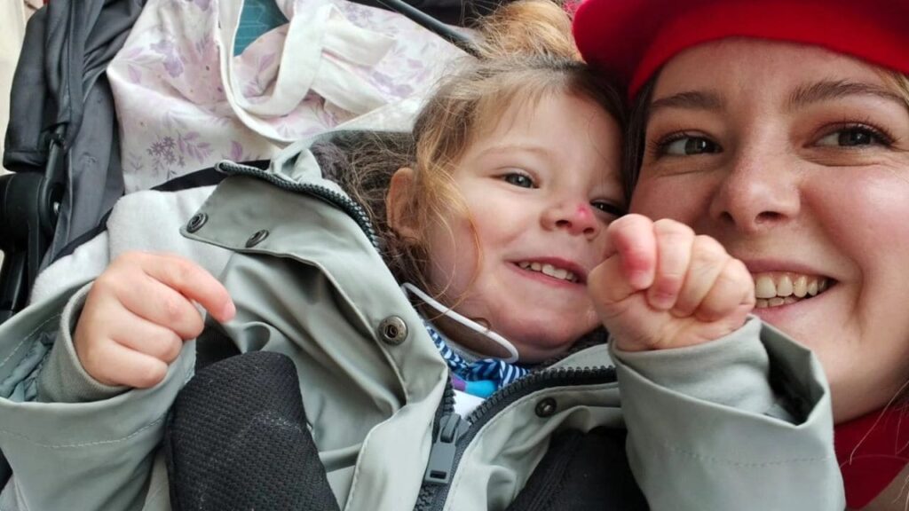 Carla, madre de una niña con enfermedad rara, habla sobre la discapacidad