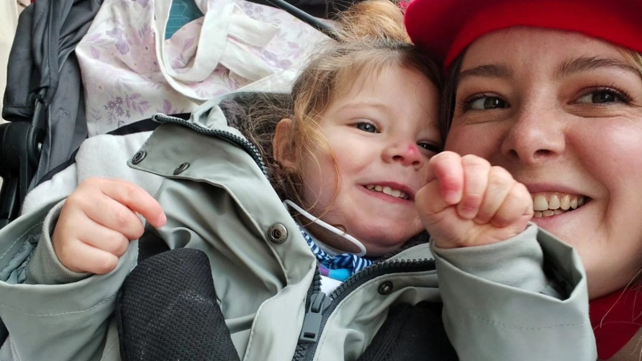 Carla, madre de una niña con enfermedad rara, habla sobre la discapacidad