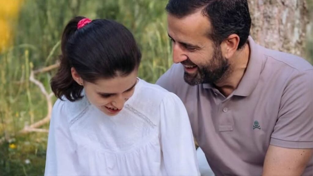 'Cómo aprender de la discapacidad de tu hijo', el libro de un padre que lidia con la enfermedad de su hija