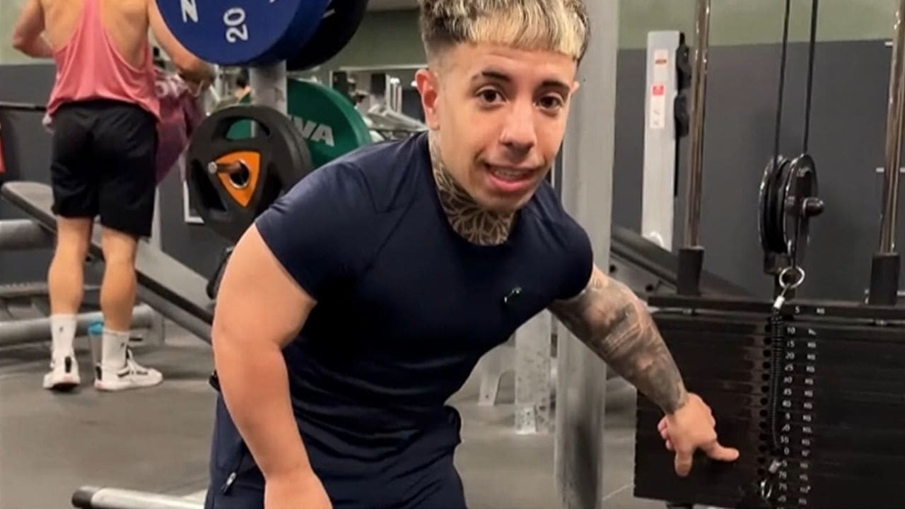 Dani Lorza muestra los problemas de las personas de talla baja para entrenar en el gimnasio