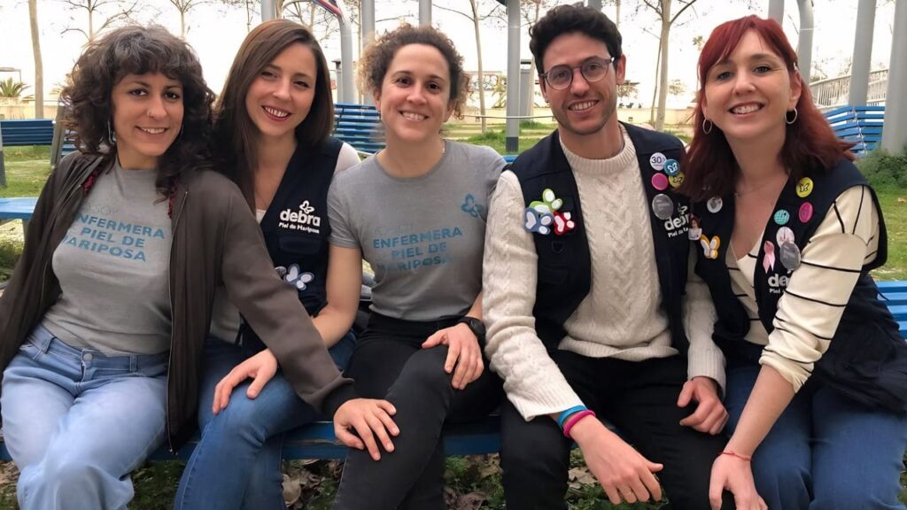 Enfermeros que tratan a pacientes con Piel de Mariposa