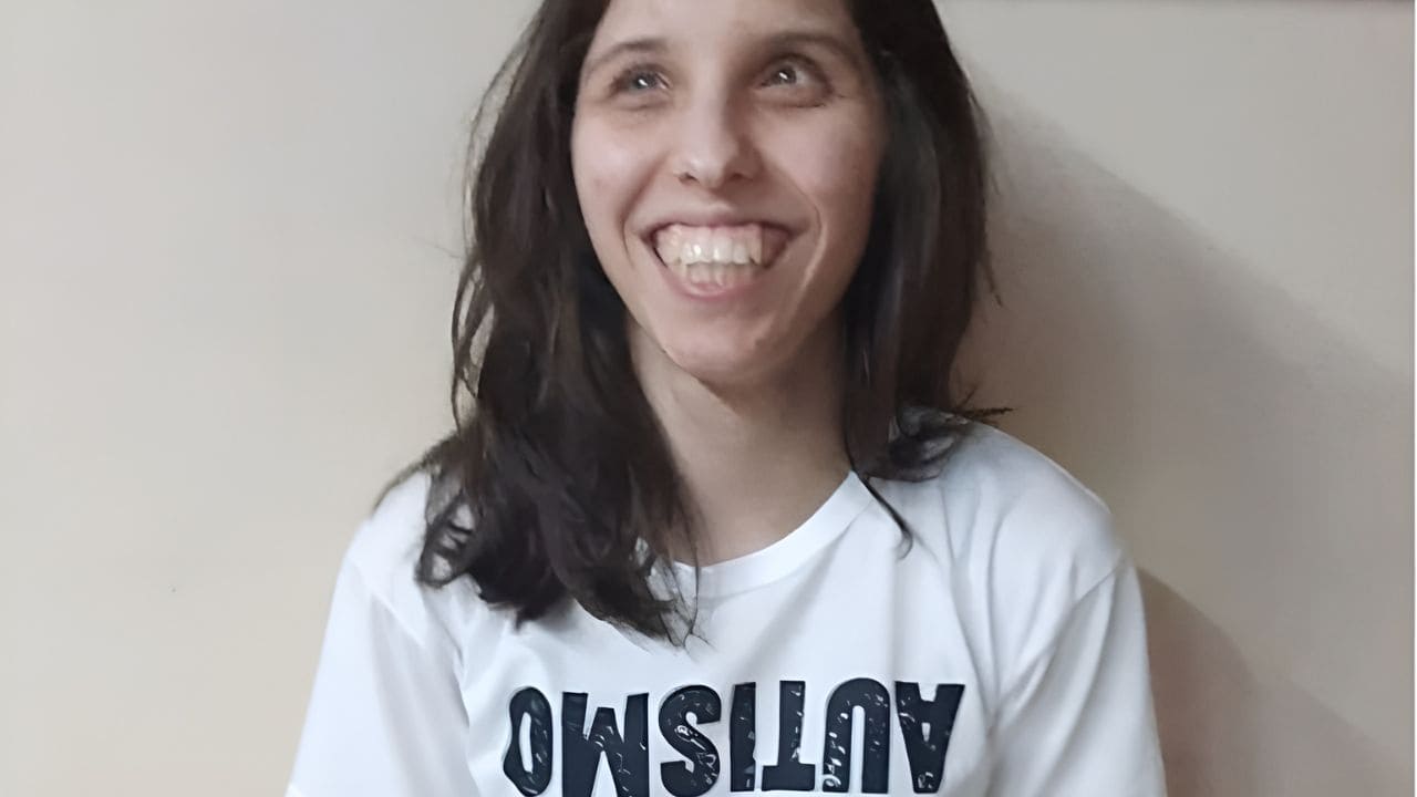 Iara, cómica con ceguera y autismo