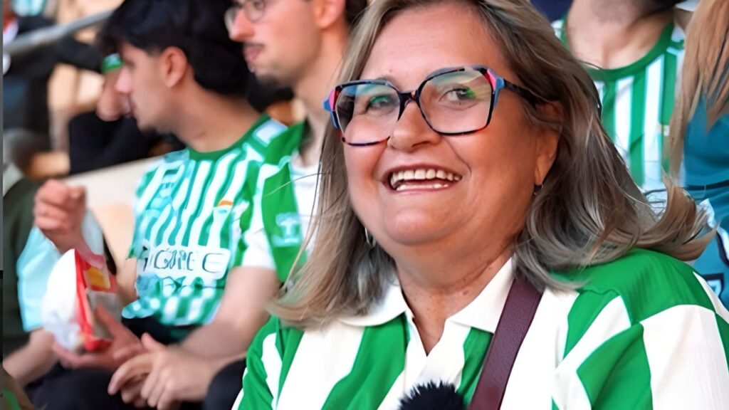 Joaquina Cotrino, una aficionada del Real Betis a la que el Párkinson no le quita la pasión para ir al estadio