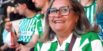 Joaquina Cotrino, una aficionada del Real Betis a la que el Párkinson no le quita la pasión para ir al estadio
