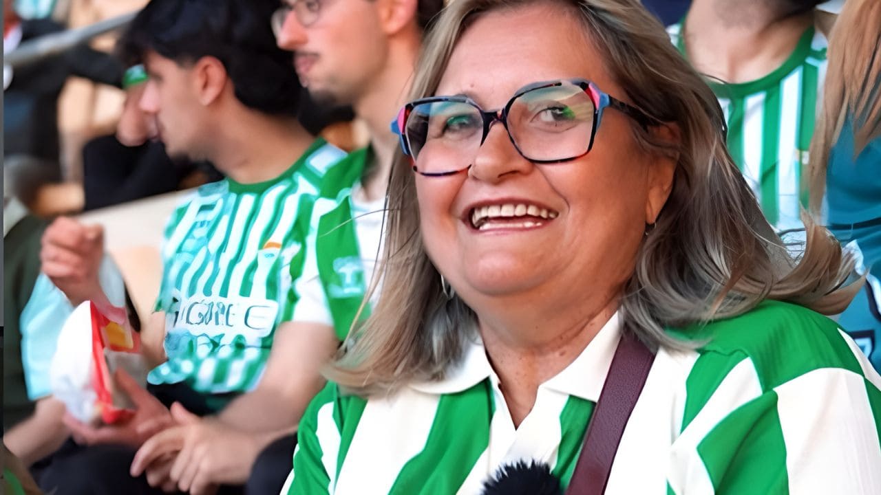 Joaquina Cotrino, una aficionada del Real Betis a la que el Párkinson no le quita la pasión para ir al estadio