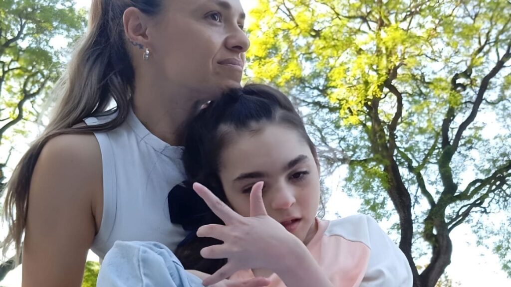 La bonita promesa de una madre a su hija con síndrome de Angelman