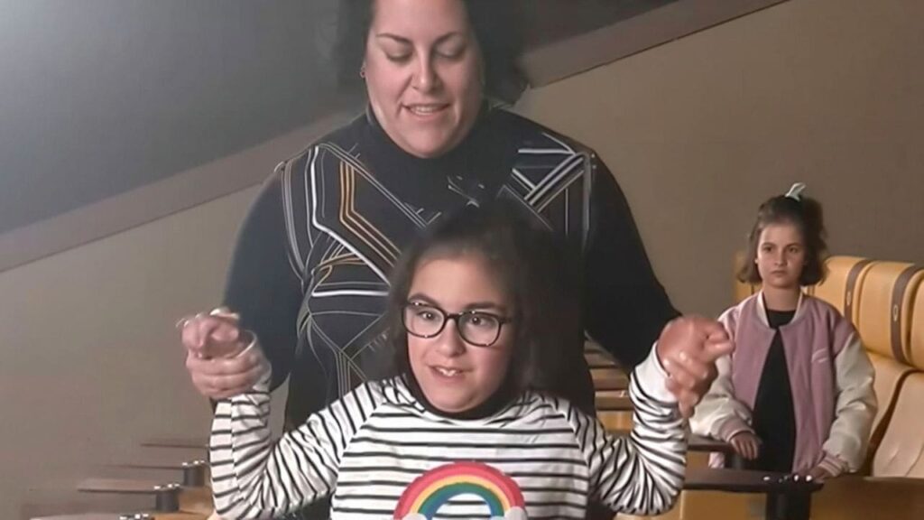 La familia de una niña con parálisis cerebral denuncia la falta de accesibilidad en salas de cine