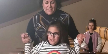 La familia de una niña con parálisis cerebral denuncia la falta de accesibilidad en salas de cine