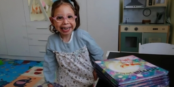 La 'subida y bajada' de escalones de Inma, una niña de 4 años con discapacidad