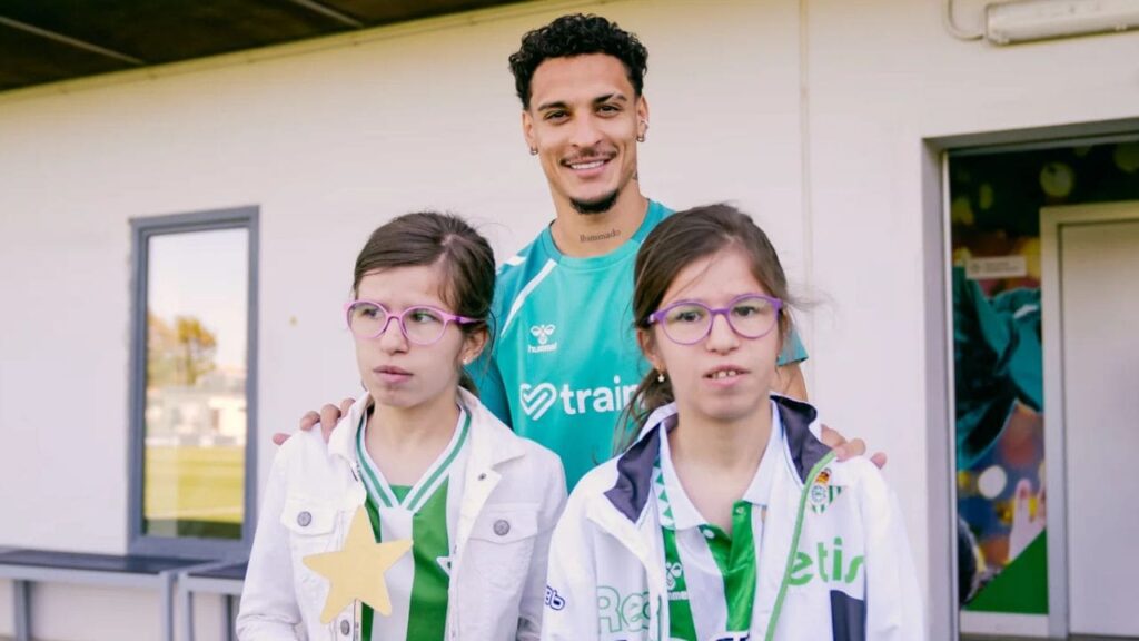 Laura y Clara, dos hermanas con enfermedad rara, cumplen su ‘deseo’ de conocer a los jugadores del Real Betis