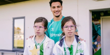 Laura y Clara, dos hermanas con enfermedad rara, conocen a los jugadores del Betis