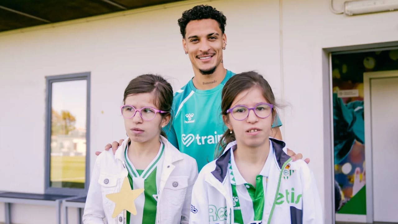 Laura y Clara, dos hermanas con enfermedad rara, conocen a los jugadores del Betis