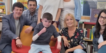 Leo, niño con Piel de Mariposa, en la Facultad de Comunicación de Sevilla