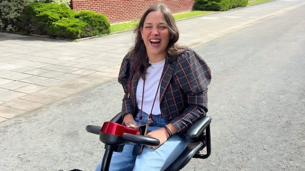 Lola González, joven con parálisis cerebral, logra graduarse en Derecho: «Otra etapa más superada»