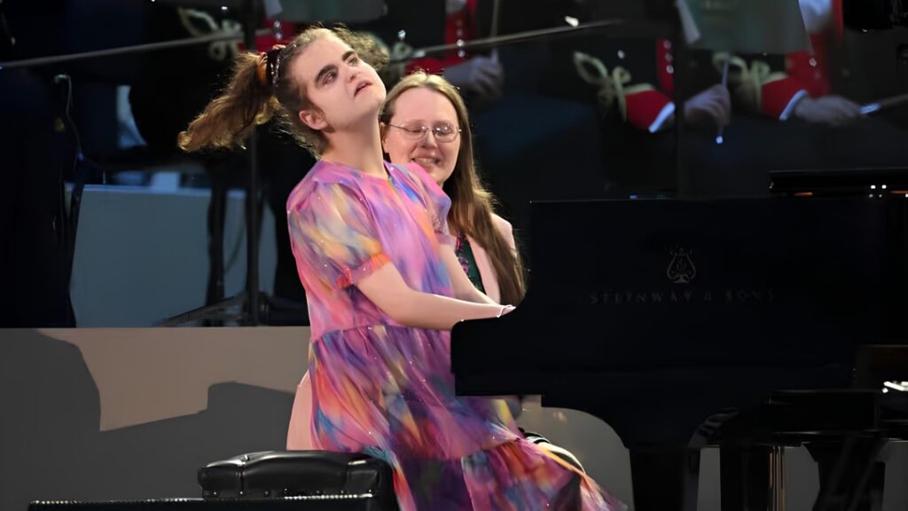 Lucy Ellingworth, joven ciega y con autismo que brilla como una estrella tocando el piano