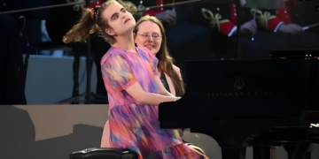 Lucy Ellingworth, joven ciega y con autismo que brilla como una estrella tocando el piano