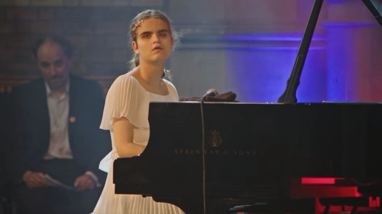 Lucy Ellingworth, joven ciega y con autismo que brilla como una estrella tocando el piano