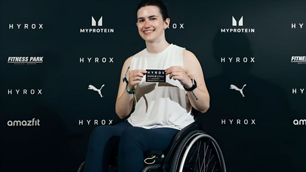 Marta Sevilla, joven con discapacidad, completa su primera competición de Hyrox en silla de ruedas