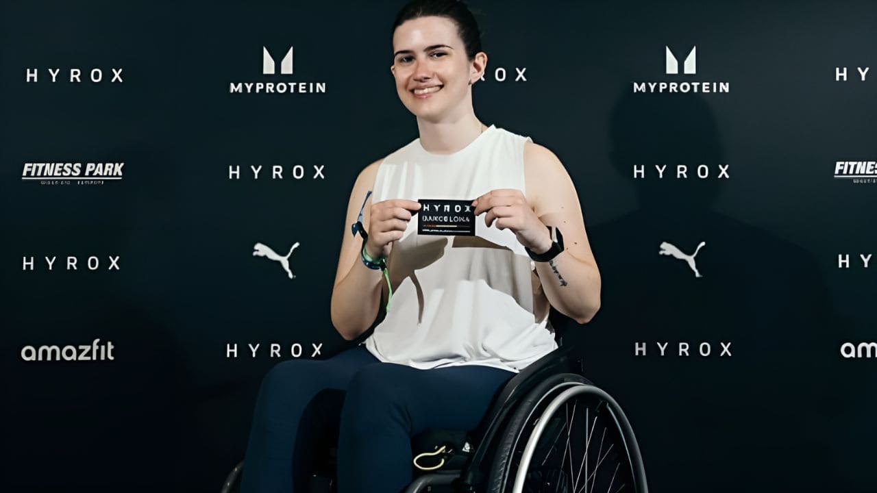 Marta Sevilla, joven con discapacidad, completa su primera competición de Hyrox en silla de ruedas
