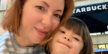 Noa, una niña de 2 años con síndrome de Down que muestra la vida real