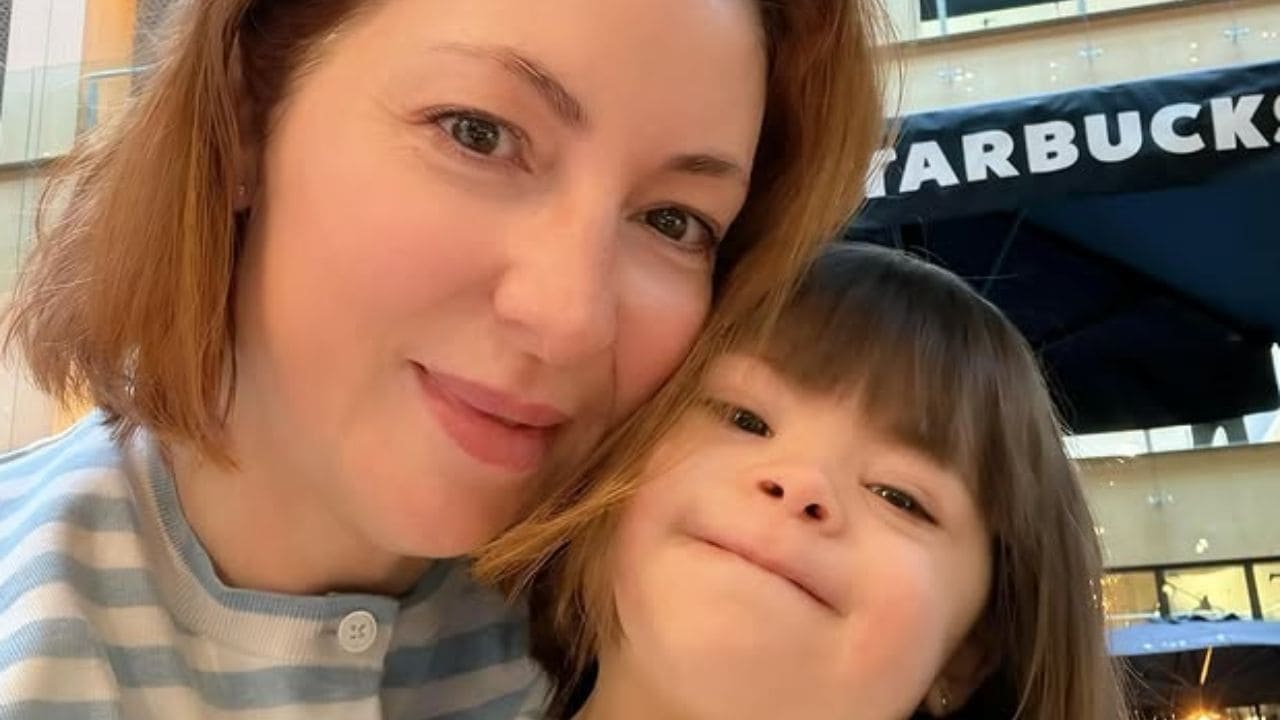 Noa, una niña de 2 años con síndrome de Down que muestra la vida real