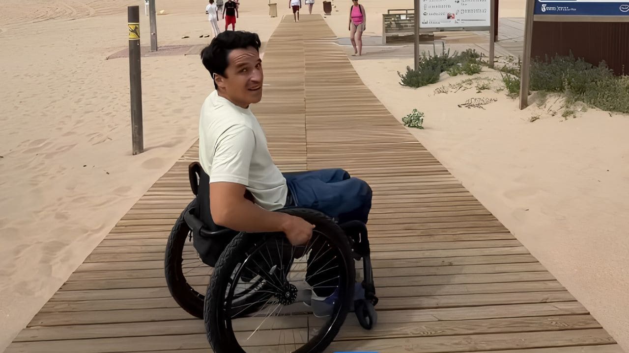 Pablo Tovar en la playa de La Barrosa, en Chiclana de la Frontera