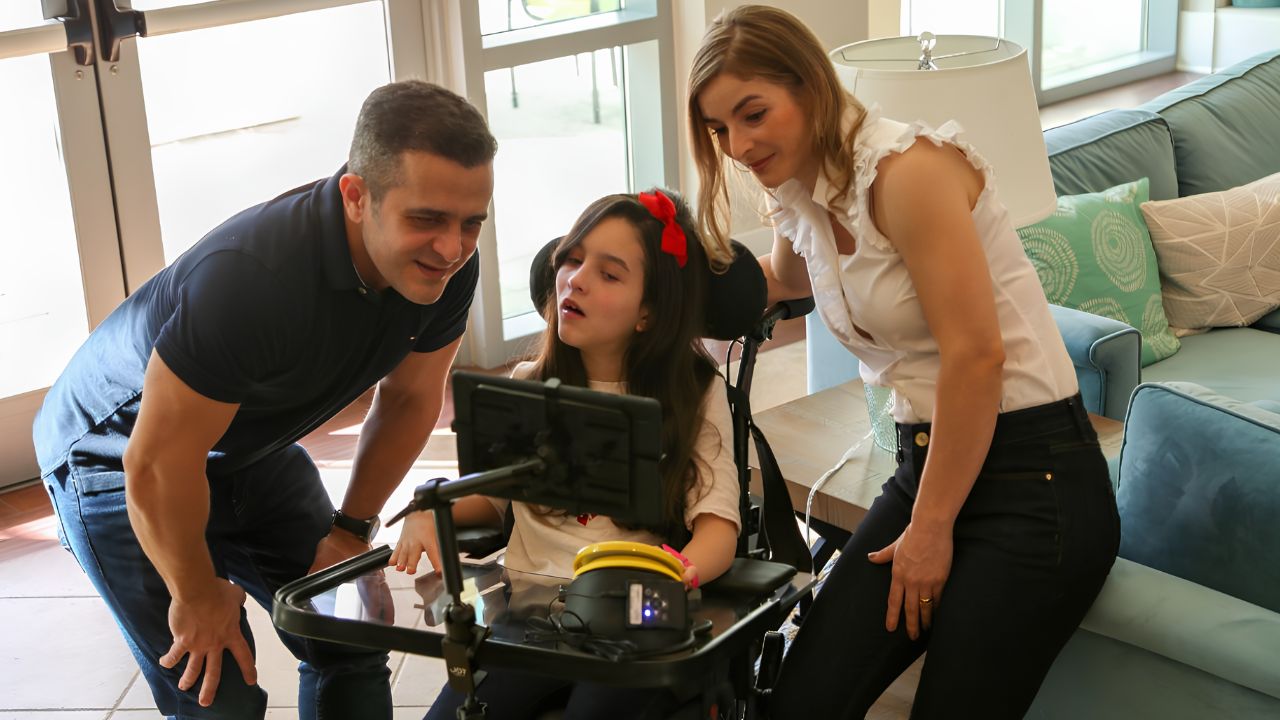 Clara, pequeña con parálisis cerebral, junto a sus padres