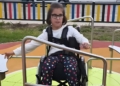 Mireia, niña con parálisis cerebral, en un parque infantil accesible