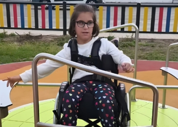 Mireia, niña con parálisis cerebral, en un parque infantil accesible