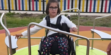 Mireia, niña con parálisis cerebral, en un parque infantil accesible