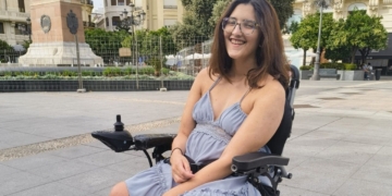 Paula, influencer con Ataxia de Friedreich que defiende la accesibilidad de personas con discapacidad