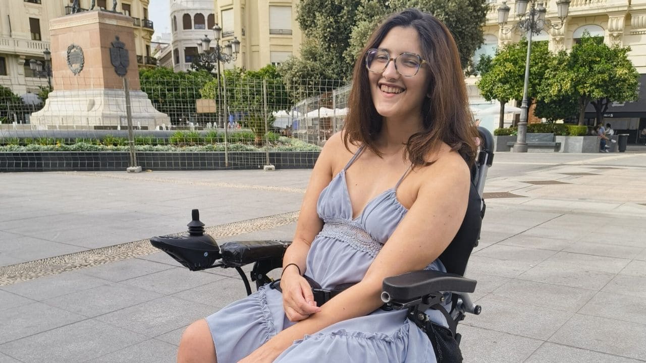 Paula, influencer con Ataxia de Friedreich que defiende la accesibilidad de personas con discapacidad