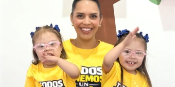 Roxana, madre de gemelas con síndrome de Down