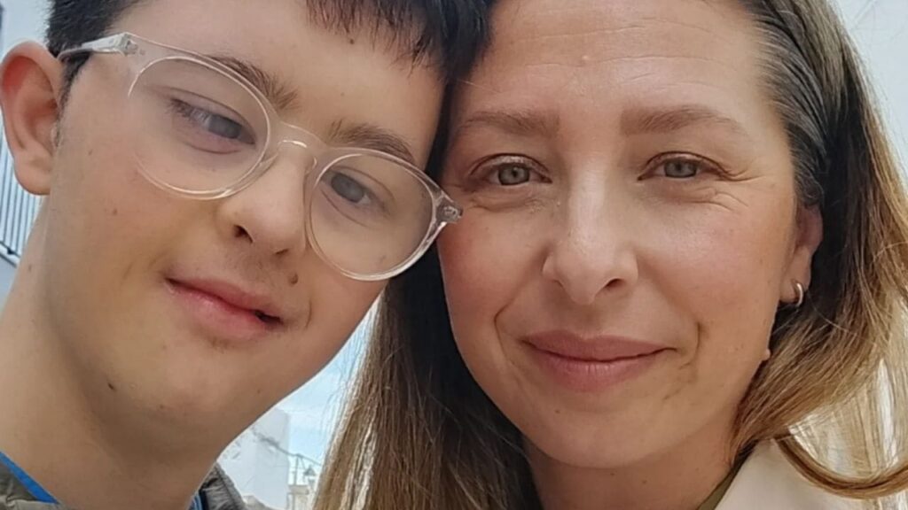 Rubén, joven que desmiente mitos sobre el síndrome de Down junto a su madre: amor, aprendizaje y vida real