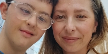 Rubén, joven que desmiente mitos sobre el síndrome de Down junto a su madre
