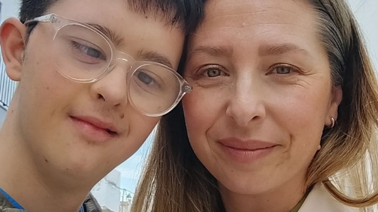 Rubén, joven que desmiente mitos sobre el síndrome de Down junto a su madre