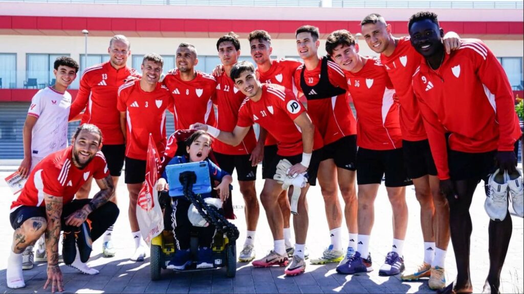 La visita de Dani, un pequeño con Atrofia Muscular Espinal, al Sevilla FC: «Es una enfermedad rara y complicada»