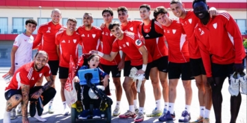 La visita de Dani, un niño con enfermedad rara, al Sevilla FC