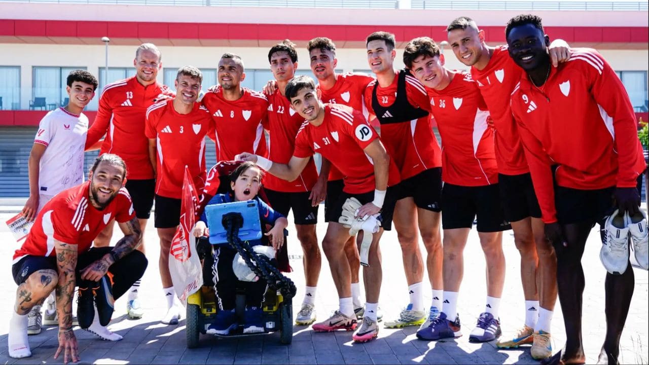 La visita de Dani, un niño con enfermedad rara, al Sevilla FC