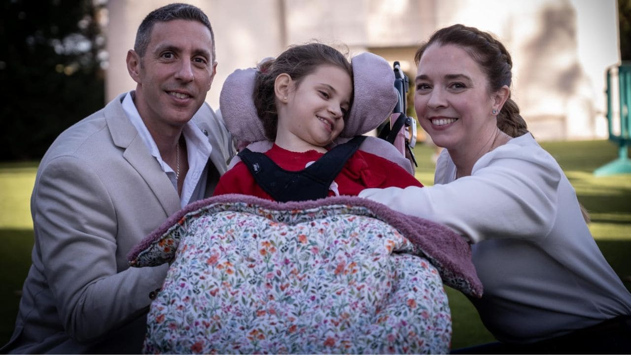 Inma, una niña de 7 años que vive con una enfermedad rara