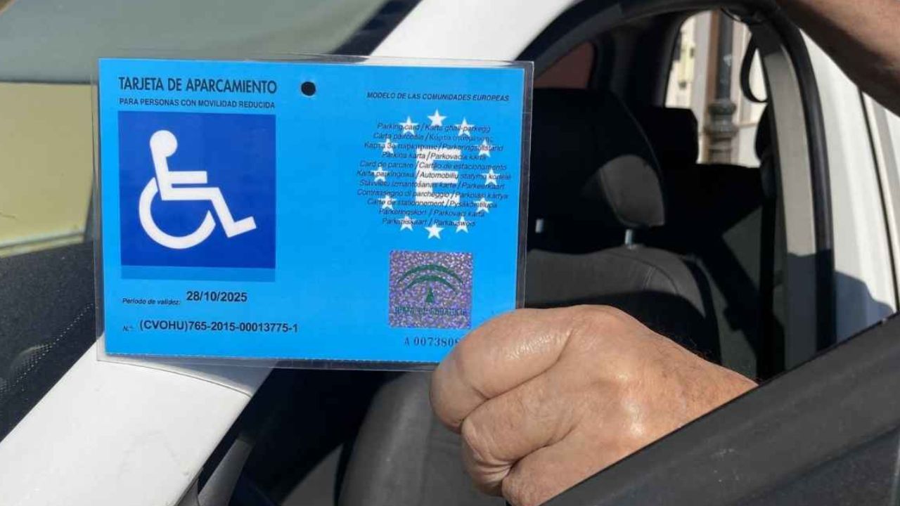 Estas son las sanciones en España por utilizar una tarjeta azul PMR de aparcamiento de forma indebida