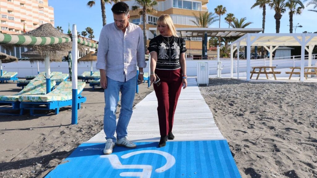 Torrox instala espacios de sombra y flexipasarelas para mejorar la accesibilidad de sus playas