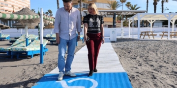 Torrox instala espacios de sombra y flexipasarelas para mejorar la accesibilidad de sus playas